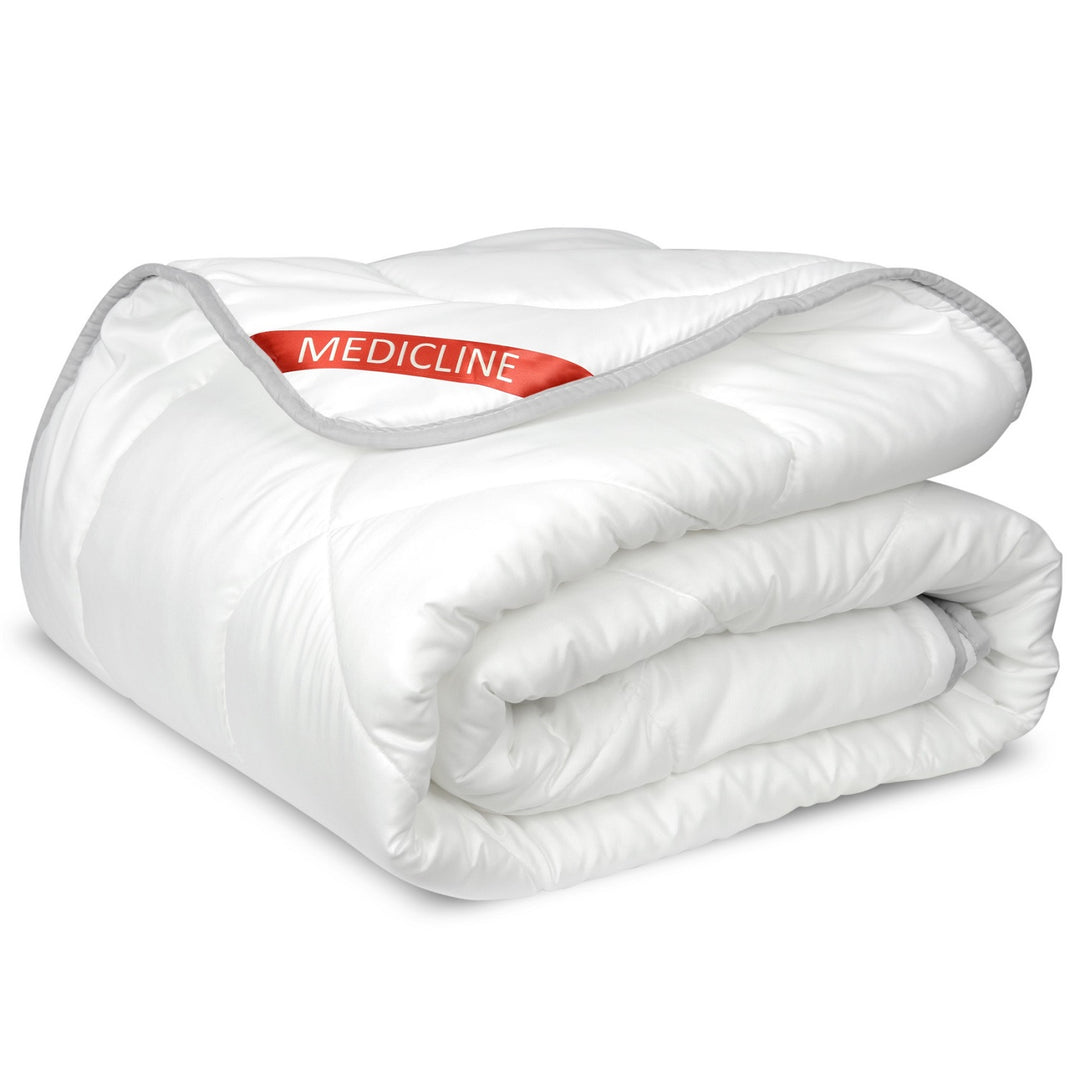 Medicline Steppdecke Bettdecke Ganzjahresdecke Schlafdecke Bezugsmaterial aus Mikrofaser mit Faden Gesteppt Silikonfüllung 200g/m2 Antiallergisch Waschbar bis 30 Grad (Weiß, 140 x 200 cm)