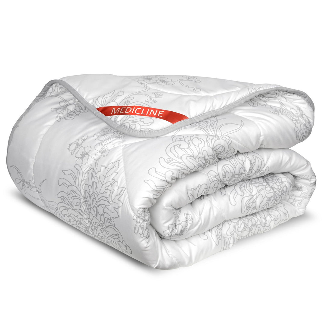 Medicline Steppdecke Schlafdecke Bezugsmaterial aus Mikrofaser mit Faden Gesteppt Antiallergisch Waschbar bis 30 Grad Blumenmuster 140 x 200 cm