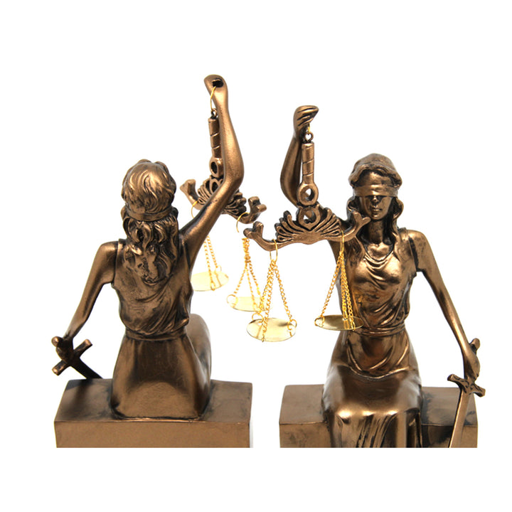 Themis-Figuren mit Waage und Schwert, Buchauflagen, Königin Isabel, 2 Stück