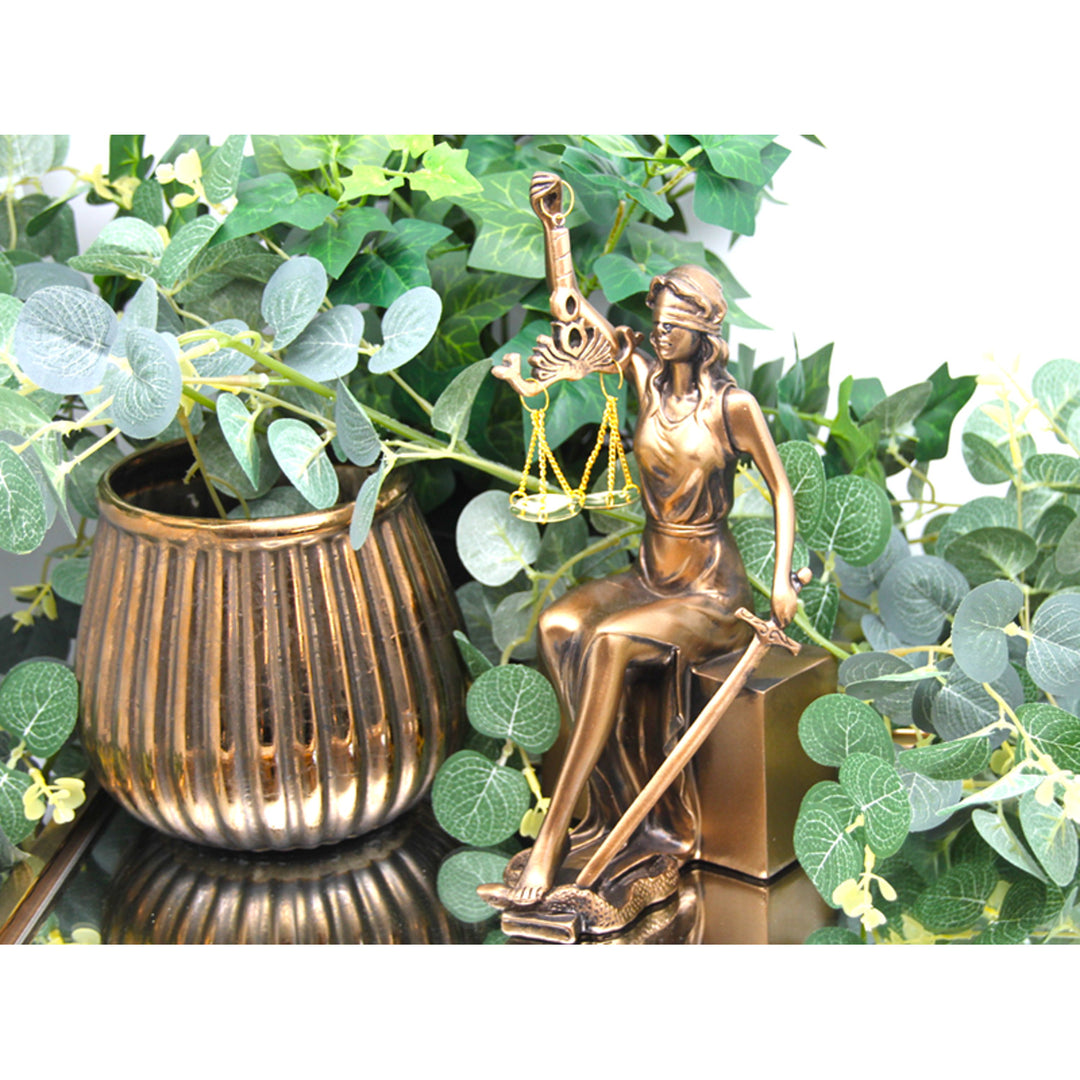 Themis-Figuren mit Waage und Schwert, Buchauflagen, Königin Isabel, 2 Stück