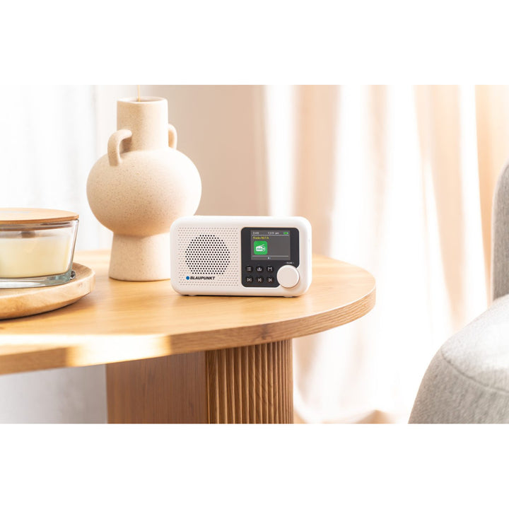 Blaupunkt Portable Radio, DAB+ Digitalradio und UKW-Tuner, Bluetooth, Kopfhörerausgang, 2,4 Zoll Farbdisplay, Uhr- und Weckfunktion, batteriebetrieben und aufladbar über USB-C, DR8WH