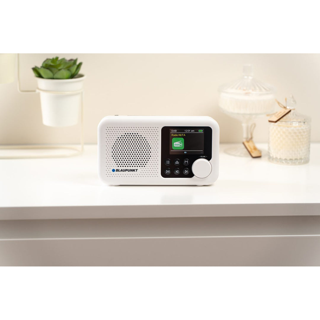 Blaupunkt Portable Radio, DAB+ Digitalradio und UKW-Tuner, Bluetooth, Kopfhörerausgang, 2,4 Zoll Farbdisplay, Uhr- und Weckfunktion, batteriebetrieben und aufladbar über USB-C, DR8WH