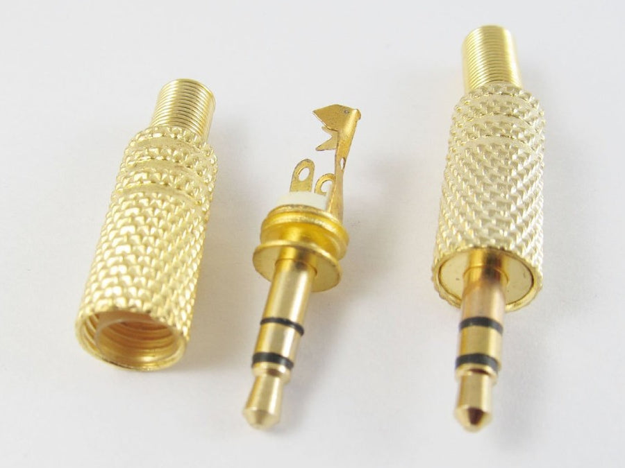 Stecken Sie eine kleine 3,5-mm-Stereo-Gold-Buchse in ein Metallgehäuse