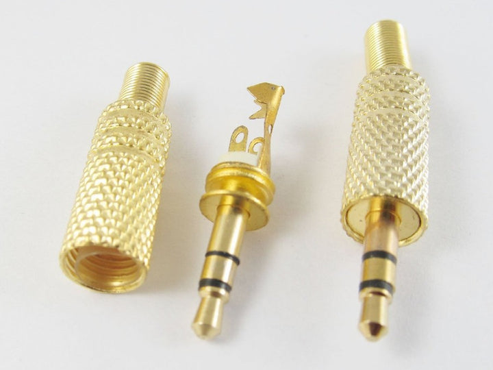 Stecken Sie eine kleine 3,5-mm-Stereo-Gold-Buchse in ein Metallgehäuse