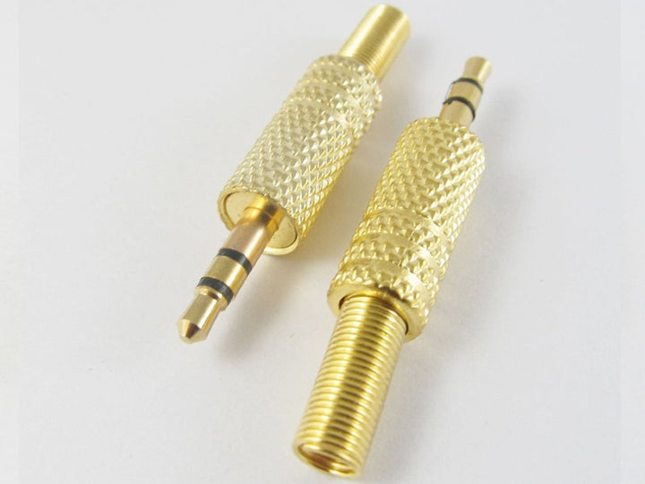 Stecken Sie eine kleine 3,5-mm-Stereo-Gold-Buchse in ein Metallgehäuse
