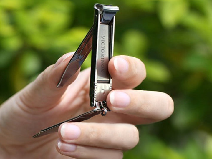 Victorinox 8.2055.CB Faltbarer Nagelknipser mit Feile, Flachschraubendreher 3mm, Edelstahl