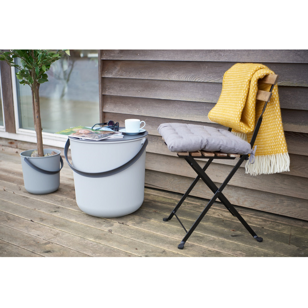 Plast Team Akita Eimer mit Griff und Deckel Universaleimer Recycelter Kunststoff Universal Grau/Schwarz (10L)