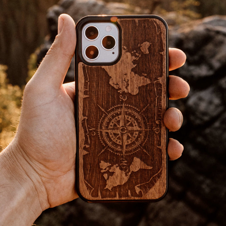 HOLZETUI IPHONE 13 WIND ROSE MERBAU HOHE QUALITÄT