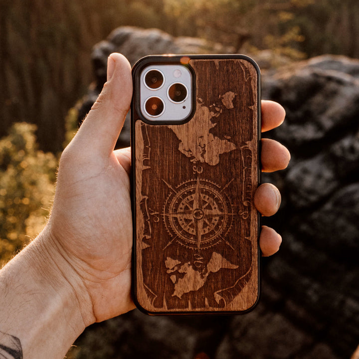 HOLZETUI IPHONE 13 PRO WINDROSE MERBAU HOHE QUALITÄT