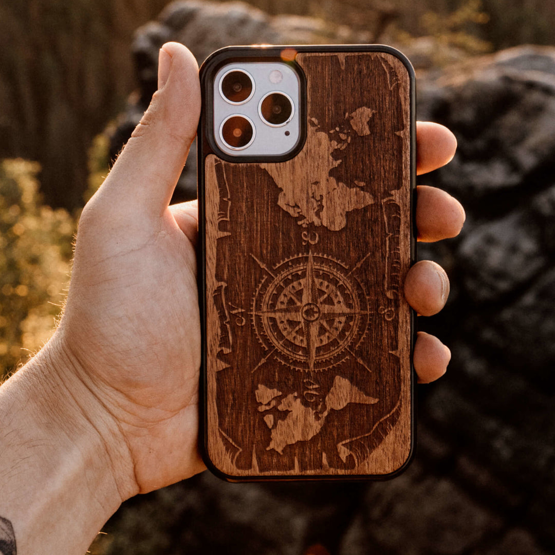 HOLZETUI IPHONE 13 PRO MAX WIND ROSE MERBAU HOHE QUALITÄT