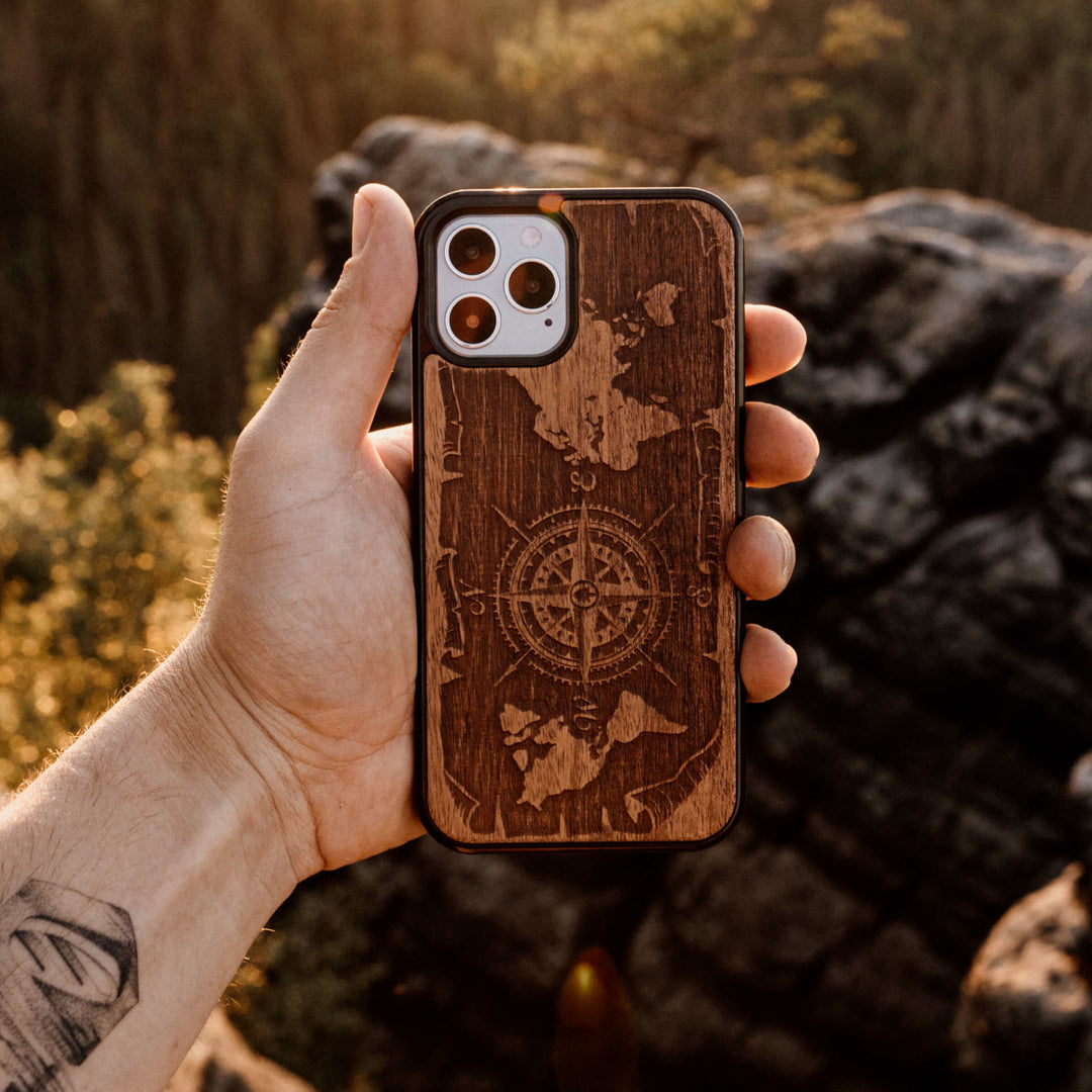 HOLZETUI IPHONE 12 / 12 PRO WIND ROSE MERBAU