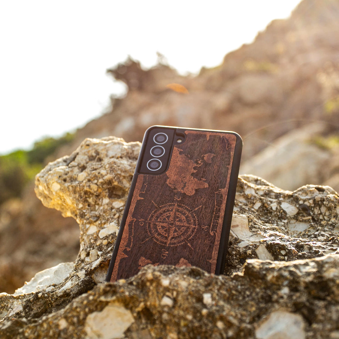 HOLZETUI IPHONE 12 / 12 PRO WIND ROSE MERBAU