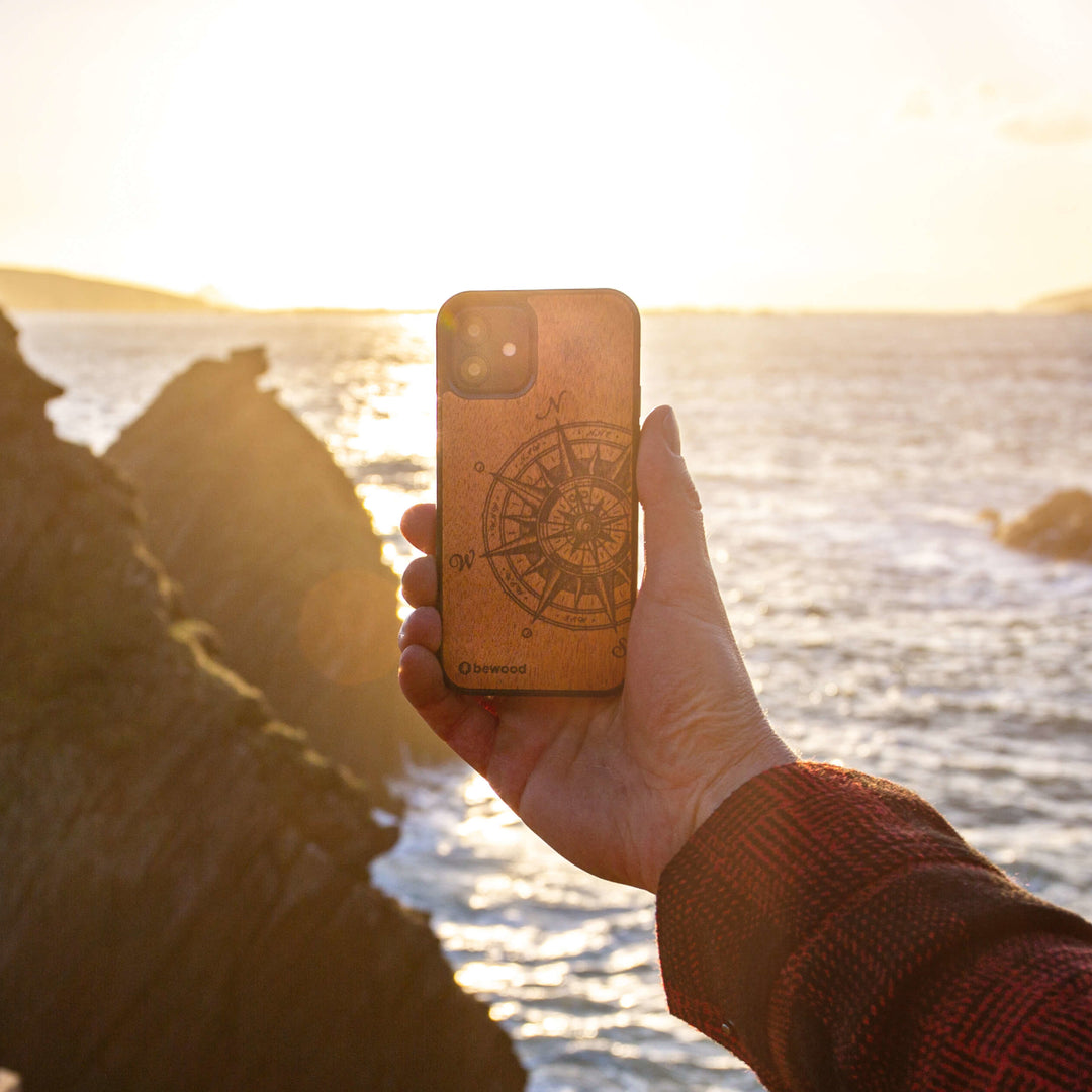 HOLZETUI IPHONE 13 TRAVELER MERBAU HOHE QUALITÄT