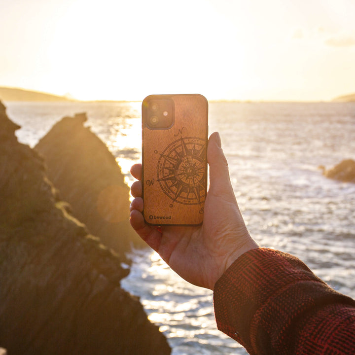 HOLZETUI IPHONE 13 TRAVELER MERBAU HOHE QUALITÄT