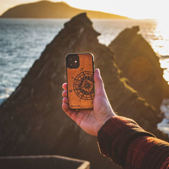 HOLZETUI IPHONE 13 PRO TRAVELER MERBAU HOHE QUALITÄT
