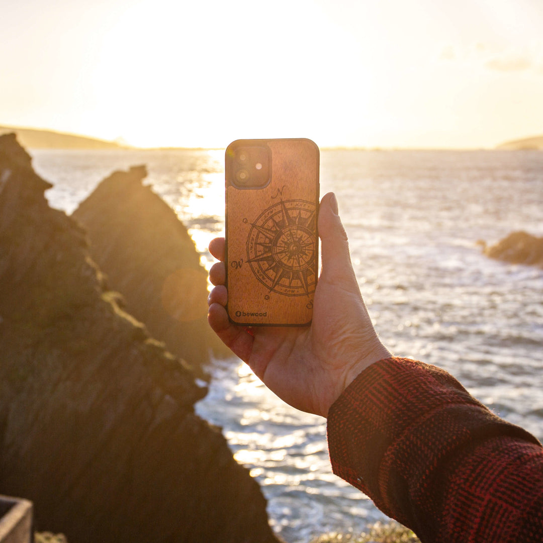 HOLZETUI IPHONE 13 PRO TRAVELER MERBAU HOHE QUALITÄT