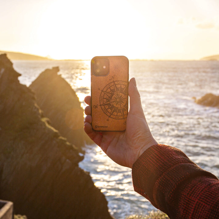 HOLZETUI IPHONE 13 PRO TRAVELER MERBAU HOHE QUALITÄT