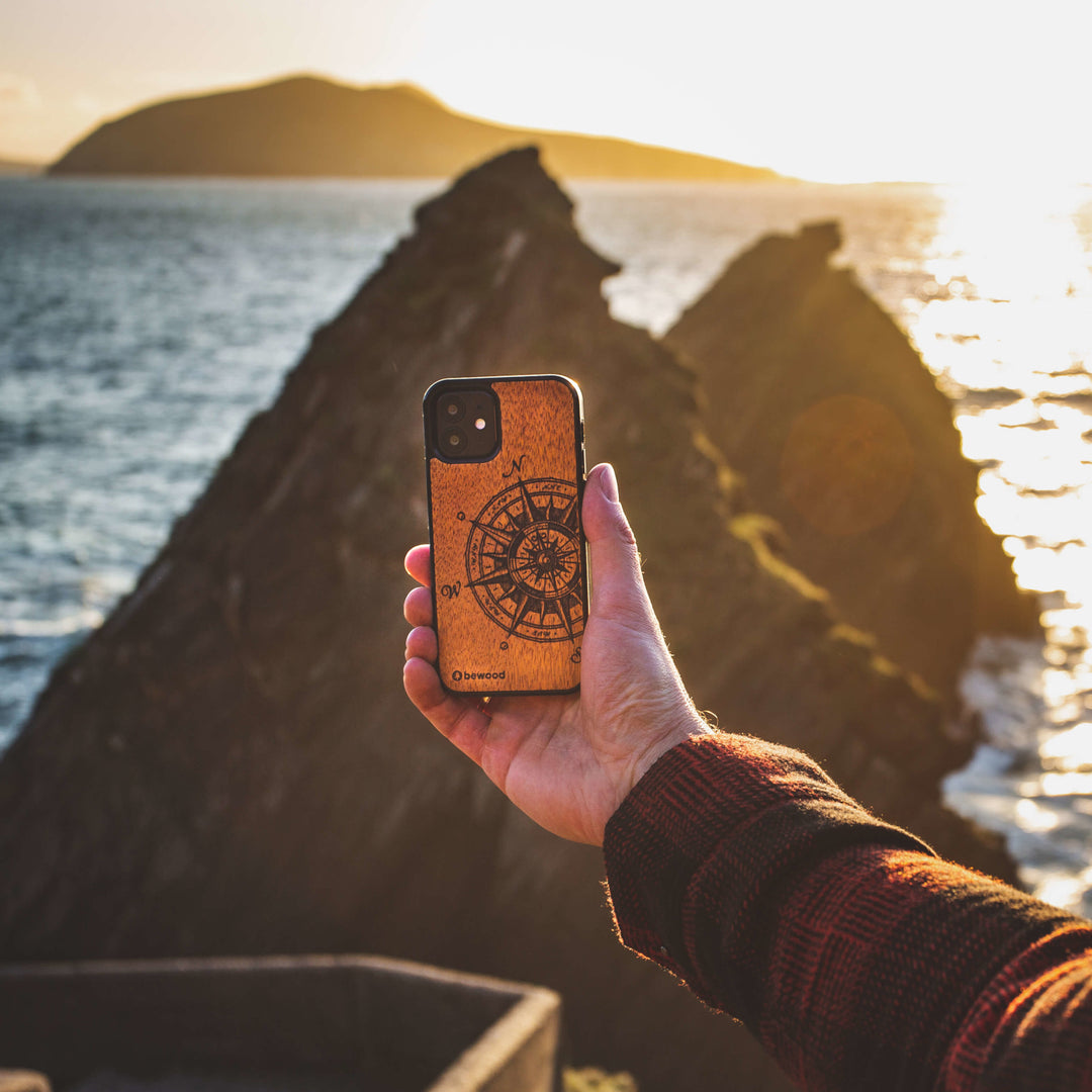 HOLZETUI IPHONE 13 PRO MAX TRAVELER MERBAU HOHE QUALITÄT