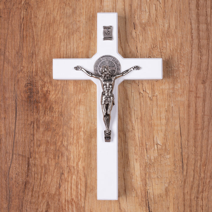 Hängendes Kreuz des Heiligen Benedikt mit dem Passionskreuz Hängekreuz aus Buchenholz (Weiß, 28x16x1,8cm)