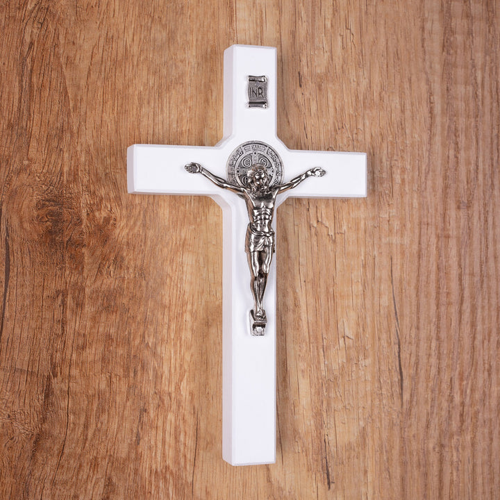 Hängendes Kreuz des Heiligen Benedikt mit dem Passionskreuz Hängekreuz aus Buchenholz (Weiß, 28x16x1,8cm)