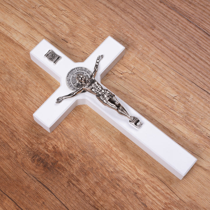Hängendes Kreuz des Heiligen Benedikt mit dem Passionskreuz Hängekreuz aus Buchenholz (Weiß, 28x16x1,8cm)